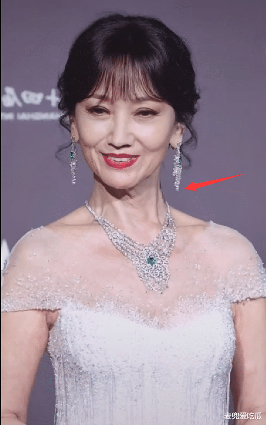 赵雅芝|赵雅芝生图再次翻车？面部凹陷脖子松弛，网友称看上去像80岁？
