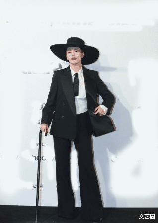 刘诗诗|众女星走红毯：杨幂刘诗诗挽手同行却冷落了唐嫣，女主持人因身高遭网络暴力