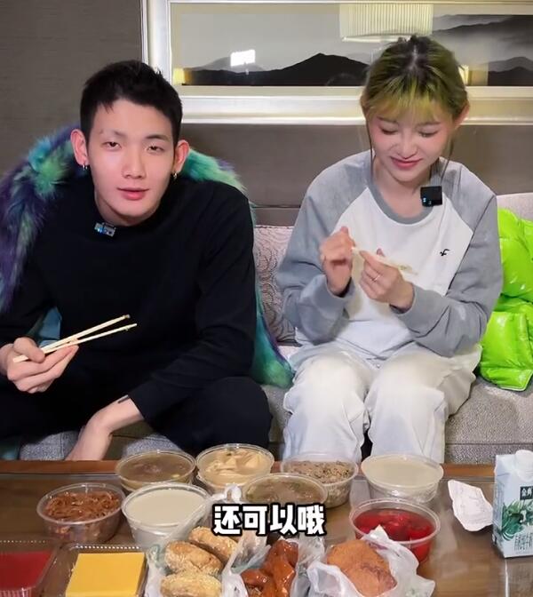 梅尼耶|痞幼开始新一轮炒作？与梅尼耶穿情侣装，俩人粉丝合计超5000万