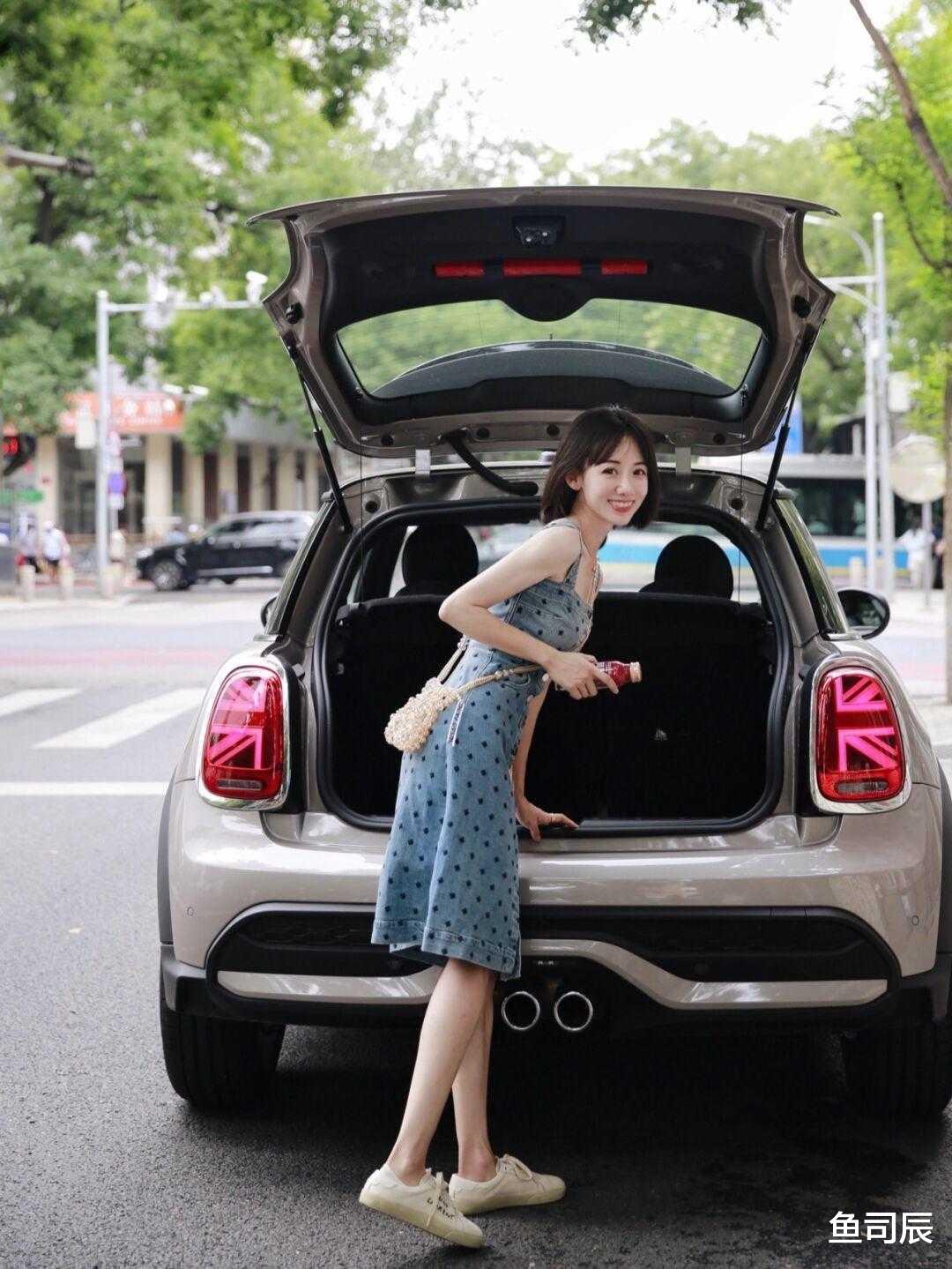 鱼司辰|入秋后买吊带连衣裙，可以选择这款“高级色”，显白衬肤还提气质