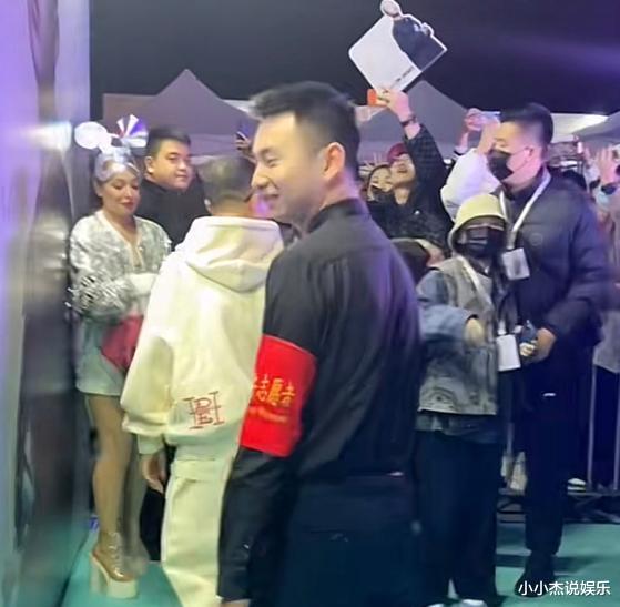 |周延空降昆明某剧场，手插口袋签名潇洒，网友感慨：好大的排面啊