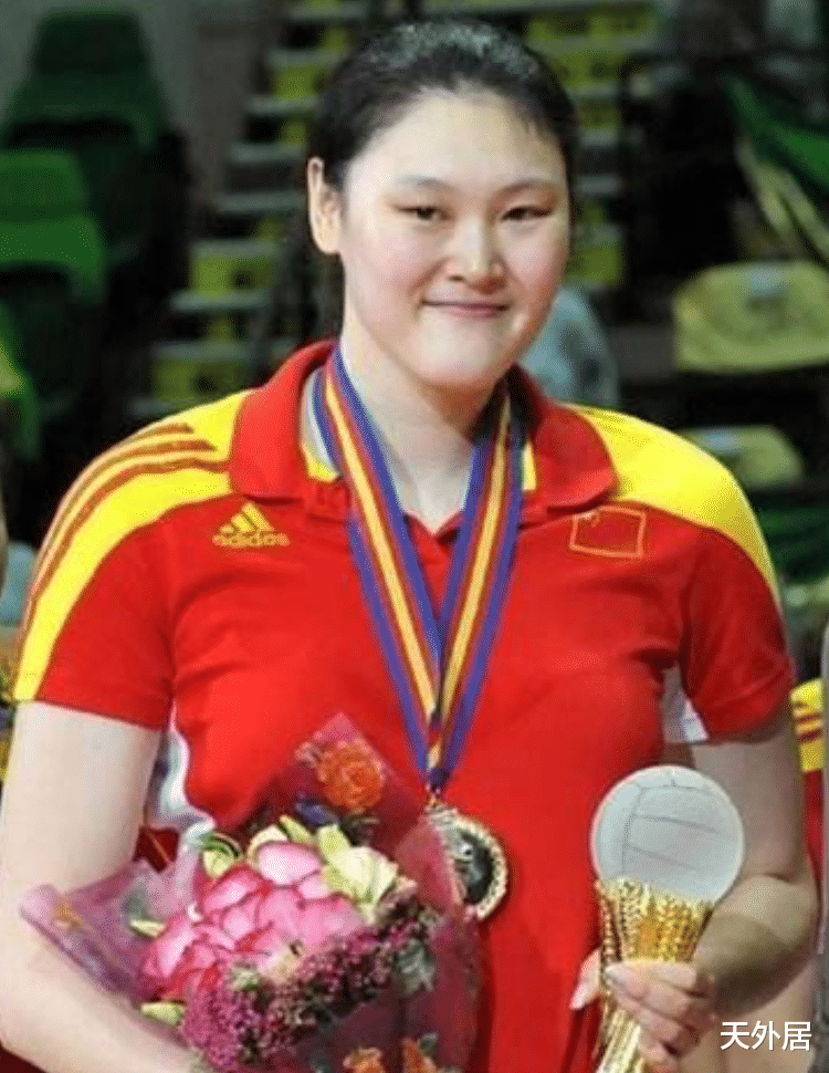 王一梅|王一梅曬新年照片，昔日女排王牌瘦成錐子臉！網(wǎng)友：像換了一個人