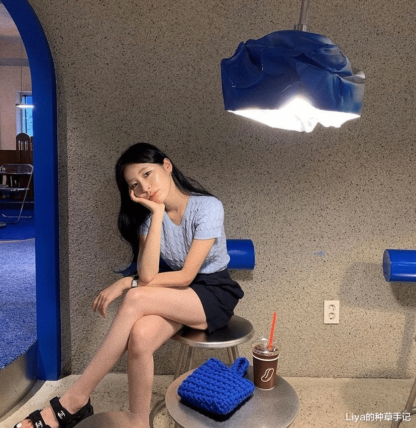 Liya的种草手记|还在穿一身黑？今夏爆火的“ 克莱因蓝 ”，显白又高级！