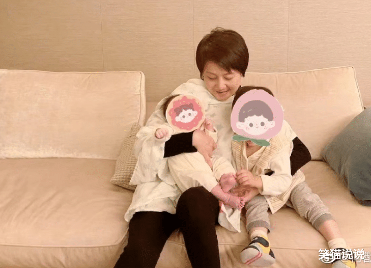 明丽|何猷君晒妈妈抱孩子照:梁安琪双手抱两孙子好开心,何广燊动作好有爱!