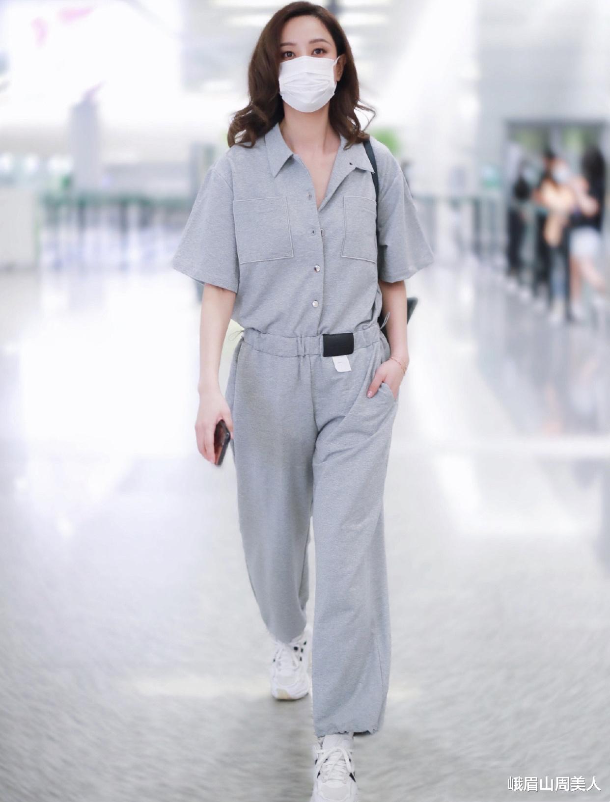 峨眉山周美人|女人50岁以后，夏天少穿T恤搭牛仔裤，学三木妈这样穿，真显气质