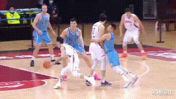 北京队|突发！北京队大将90度崴脚伤退！雅尼斯面色沉重，情况不容乐观