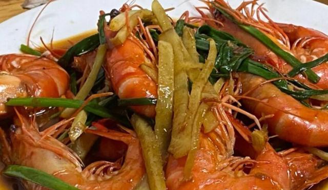 逆潮ni 这家店号称是海南最好吃的文昌鸡饭，有自己的养鸡场，饭点坐满人