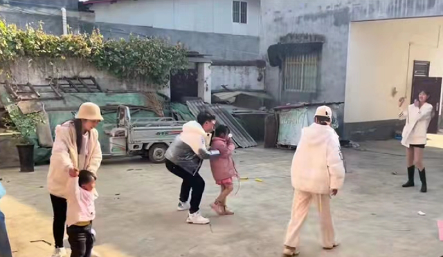 咏梅|田静姐弟玩丢沙包，姚威全程拍照记录，网友：这才是最美好的场景