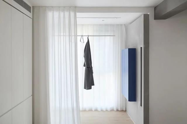 |120㎡现代极简，全屋纱帘、引入光线，黑白灰+红蓝点缀独特美