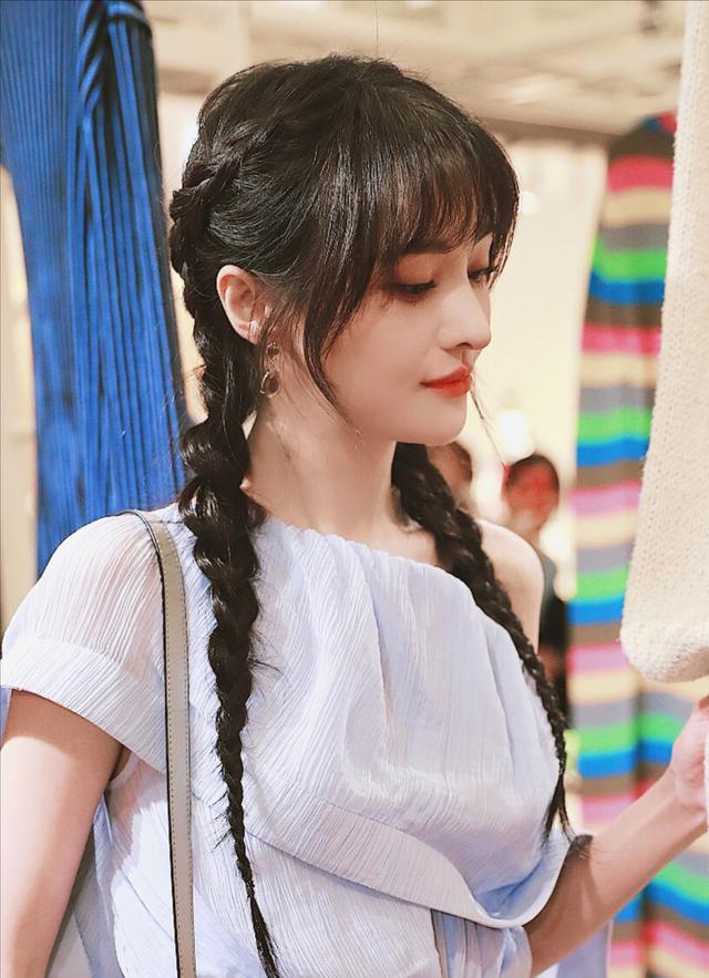 郑爽|郑爽回老家遭排挤？邻居爆料其全家被村里人嫌弃，春节是没法过了