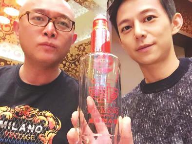 韩剧|何炅抱着周迅痛哭，《快乐大本营》还在整改，何炅很久没有工作了