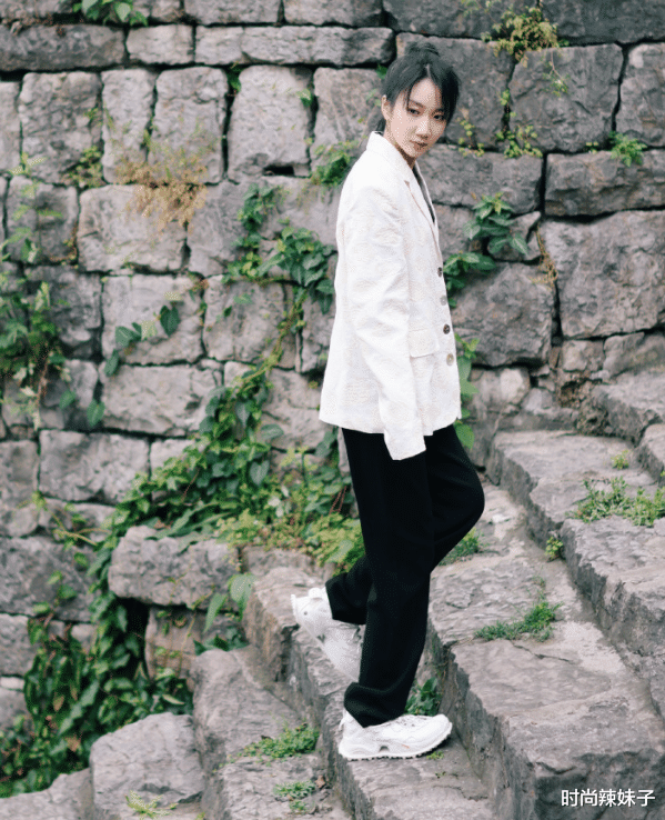 穿衣搭配|还不信乃万上学时是班花？看她扎起高马尾后，我信了