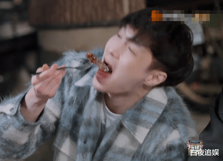 张艺兴|《向往5》小H叼走牛肉，何炅张艺兴的做法，观众却都有点接受不了