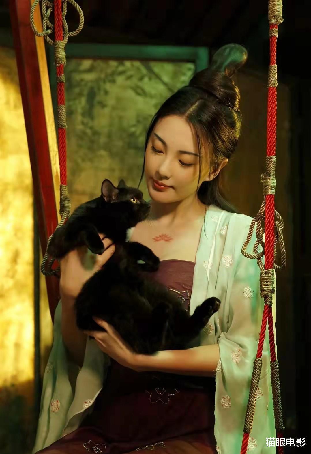 张雨绮|35岁张雨绮再演老师！黑长直造型太惊艳了，网友：梦回长江七号