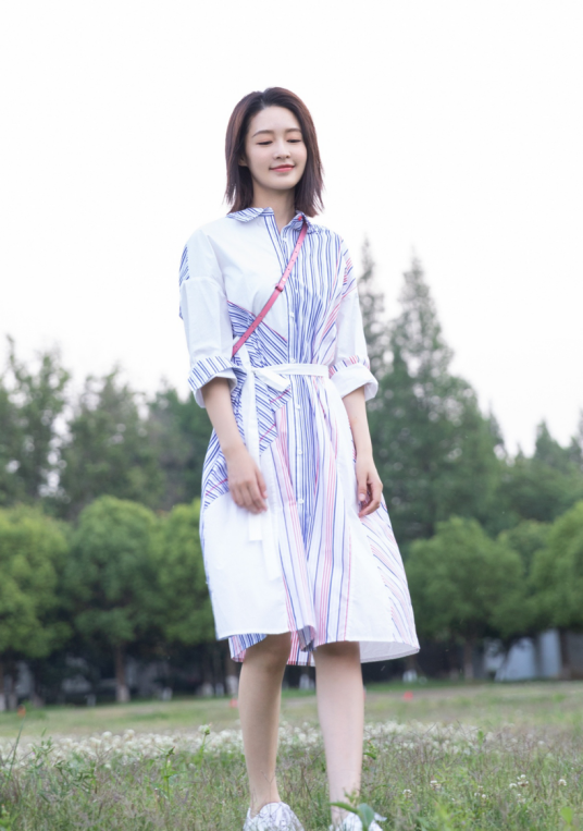 八只爪的猫|陈小纭比例真好,过膝衬衫裙硬是穿成膝上款,对镜自拍长腿真抢镜