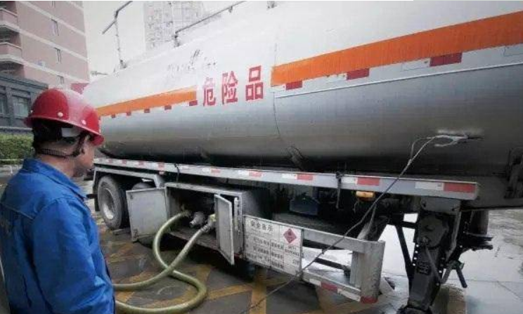 工地 交警拦下一辆吸粪车，车身干净无异味，一查罐体竟是柴油