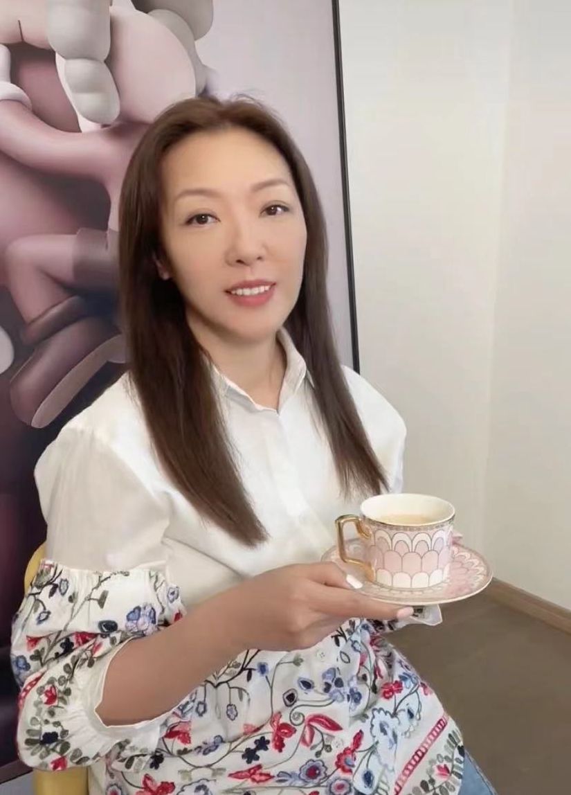 带货|53岁知名港星移居杭州!激动晒出豪宅内景,为内地带货猛学普通话