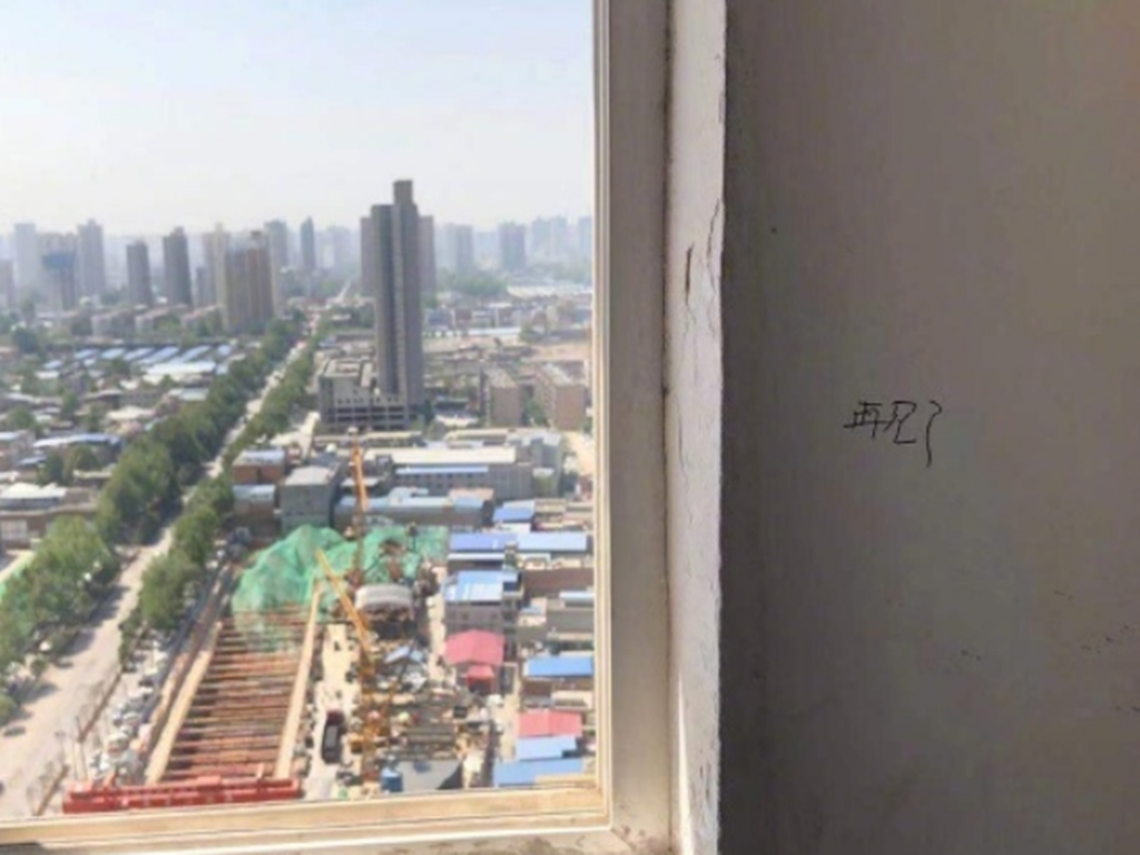 神鸟知讯资讯站 被怀疑偷钱后，12岁女孩坠楼自杀，留遗言：家是用假笑应对的场合