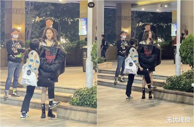 关晓彤|近日网友拍下关晓彤拍戏的无P照，真实状态让外界看傻眼