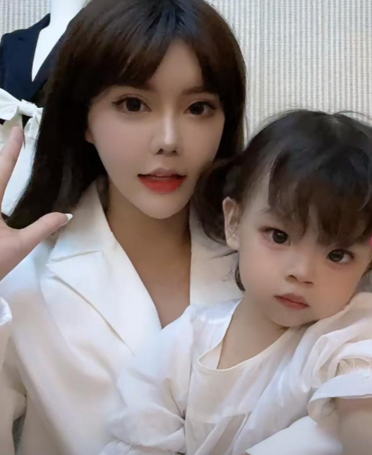 韩安冉|“整容女王”韩安冉：19岁整容33次，20岁直播生娃，22岁三婚三离