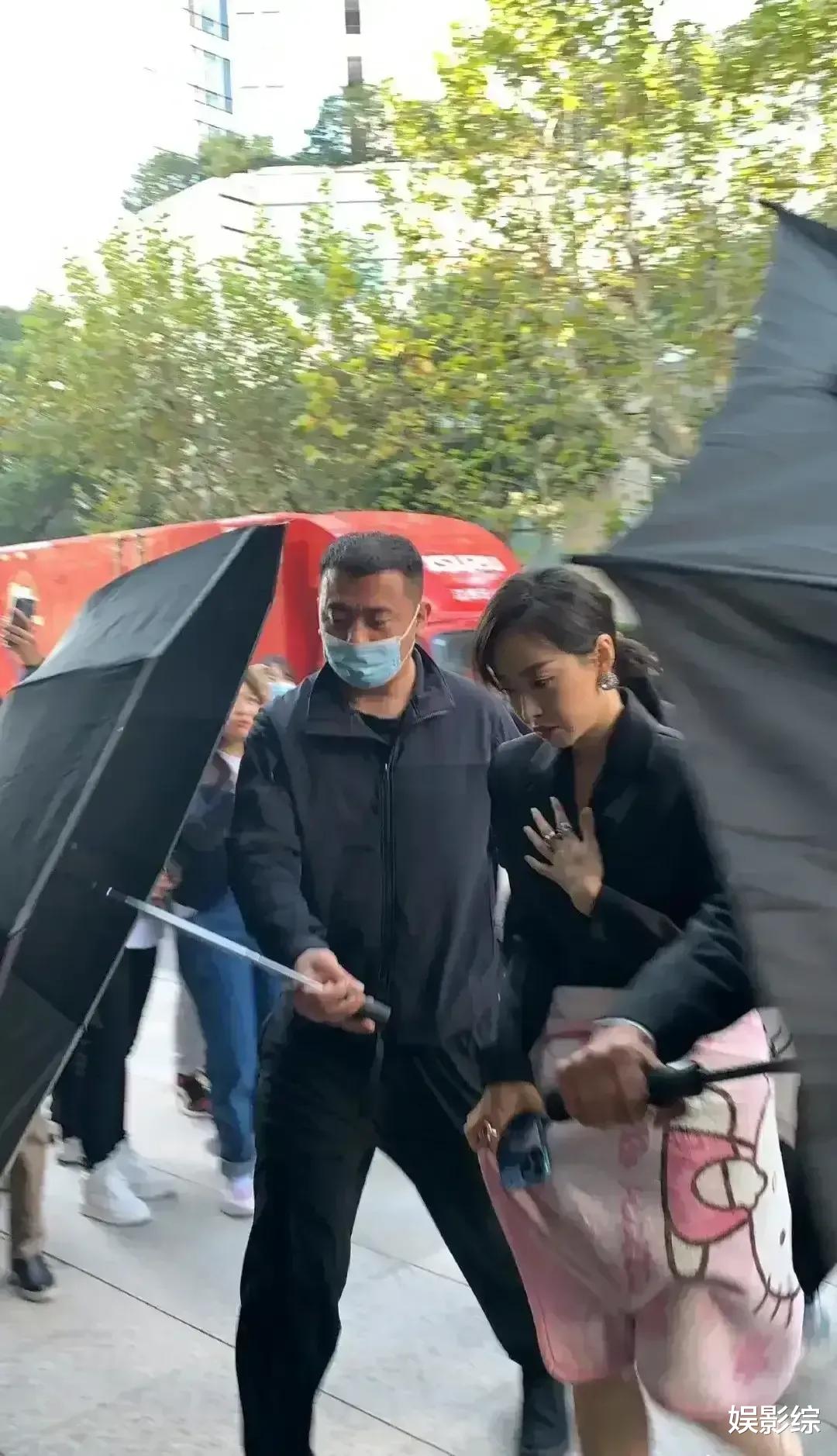 |宋茜出街遇尴尬时刻，裹条毛巾，让保安用巨伞遮挡！