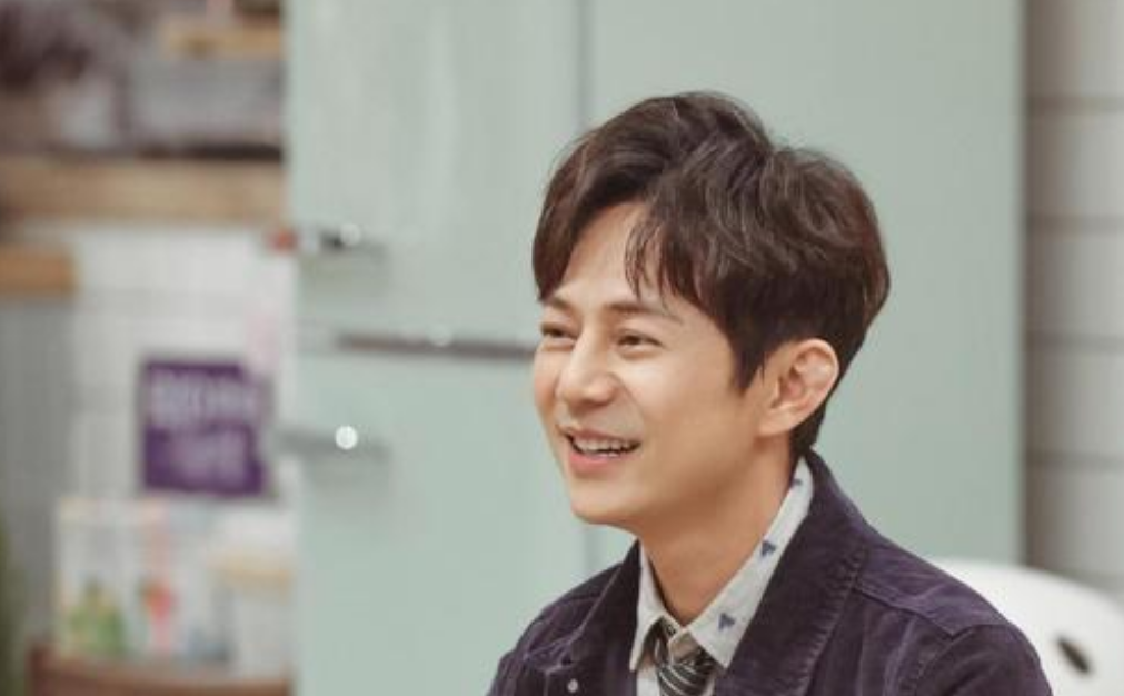 关晓彤|知名女主持现场失误，少穿一件衣服，一旁的张国立表情太尴尬