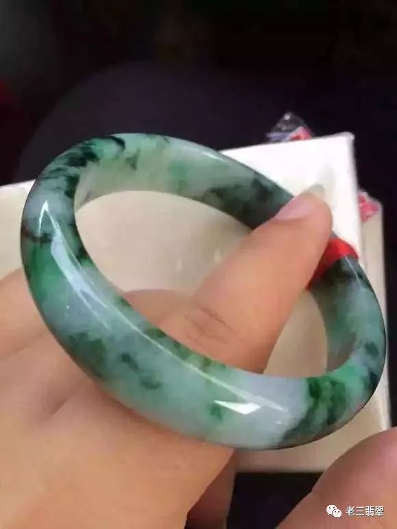翡翠|7万买的翡翠“飘花手镯”竟然只值8千！