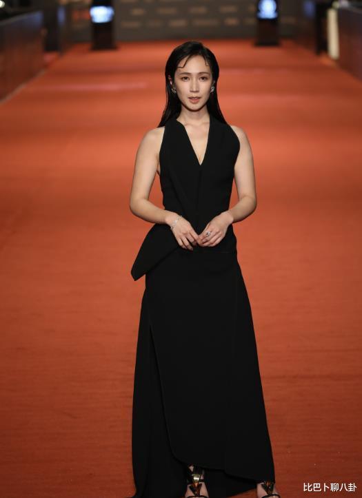 江宏杰|56届金钟红毯：刘品言显壮，郑元畅江宏杰平平无奇，多名女星成广告牌