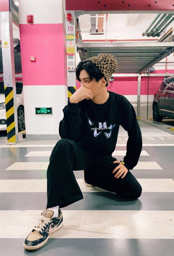 大时尚大观点|黄明昊湿发便装,用1瓶水引领时尚潮流,“舞台杀”简直了