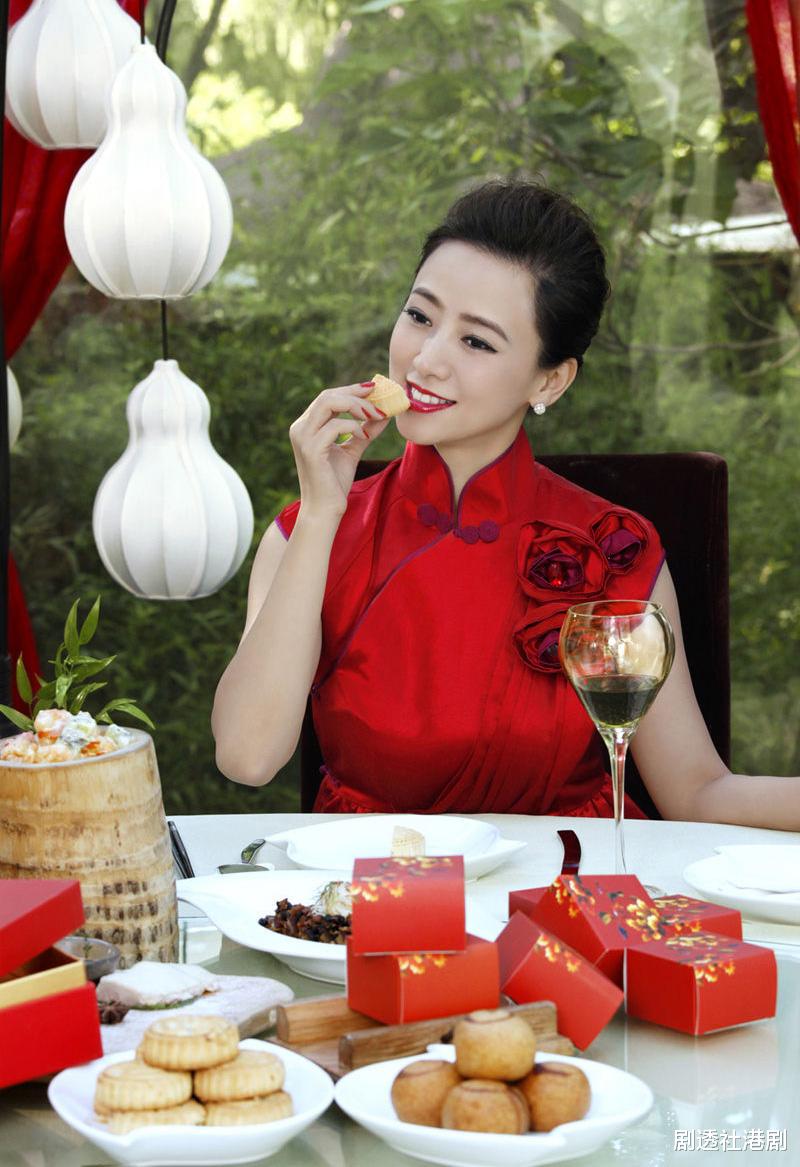 首尔|仙气十足！53岁香港知名女星晒13岁女儿近照，五官立体撞脸钟欣潼