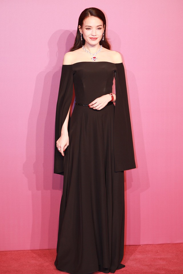 白小白的衣橱|舒淇的领子还是遮一遮吧,开口还挺大的,不咋保守但也不低俗