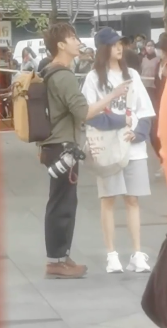 都美竹|?关晓彤街头拍戏被偶遇！一双大长腿纤细白皙，穿平底鞋与男方等高