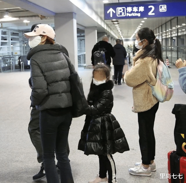 沈腾|马伊琍全天陪伴女儿比赛，她裤子提太高好尴尬，12岁女儿侧脸扁平