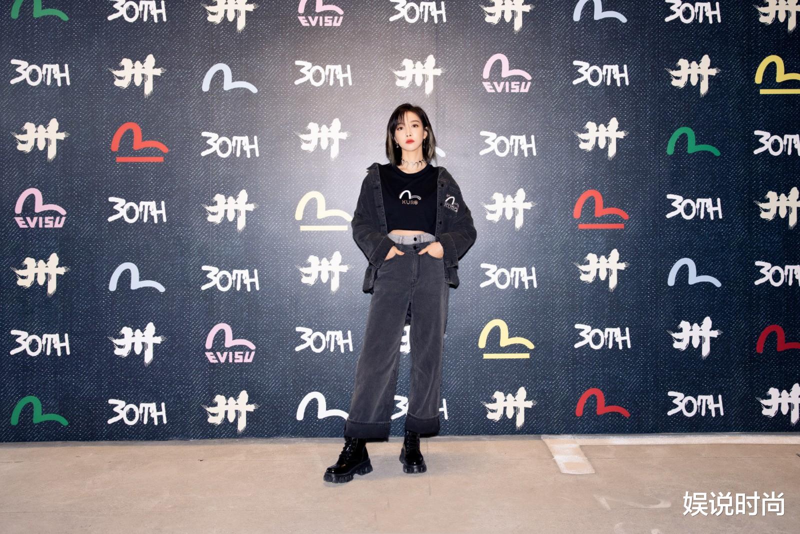 娱说时尚 宋茜演绎工装大片,随性洒脱,潮流中的美,时尚感满满的