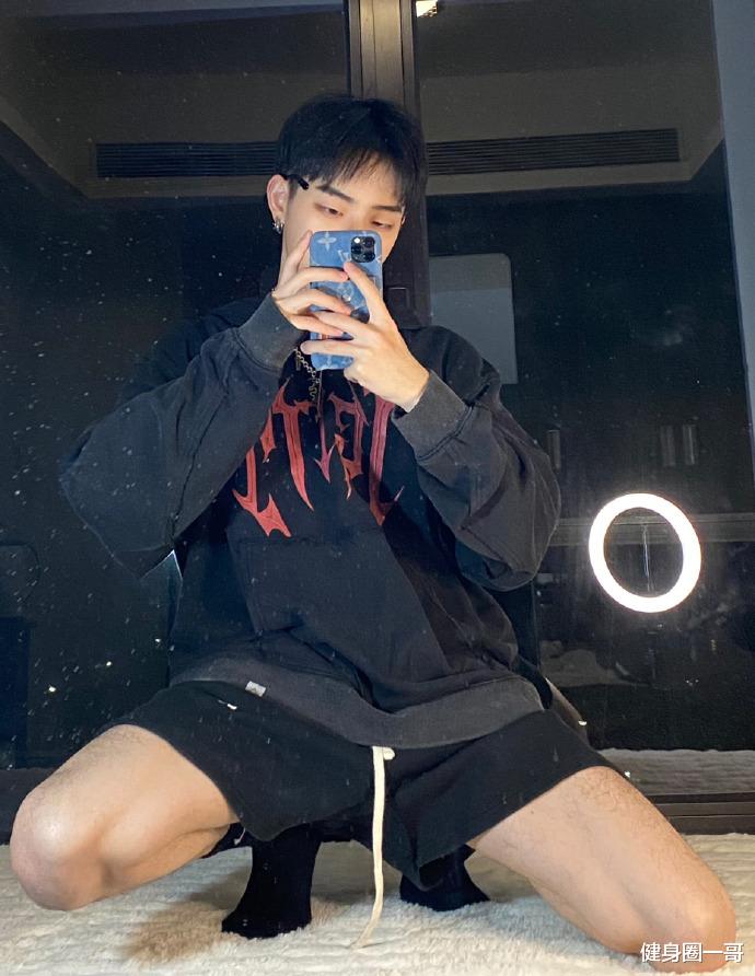 健身圈一哥 180cm身高的21岁大男孩,一身轻薄肌轻奢迷人,自拍毫不掩饰秀长腿!