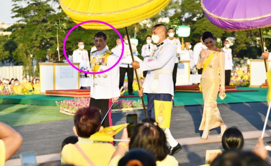 诗妮娜|69岁泰王享受新恋情,出席公务时罕见大笑,提拉蓬起了大作用