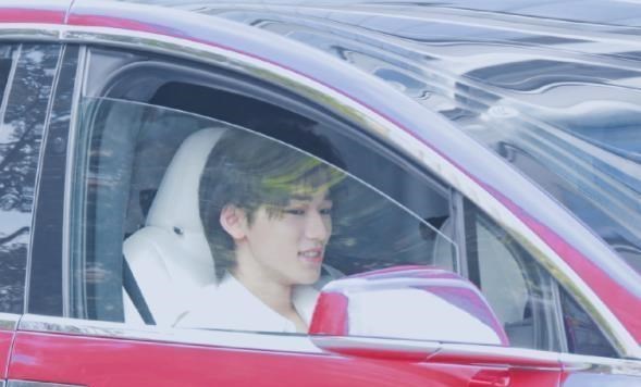 宋亚轩|宋亚轩从跑车上下来,穿白衣场景梦幻,好似看到他未来结婚的样子