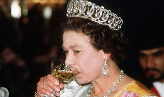 卜冠今 95岁英女王终于服老了,头戴绿色印花头巾坐在副驾驶,不忘涂红唇