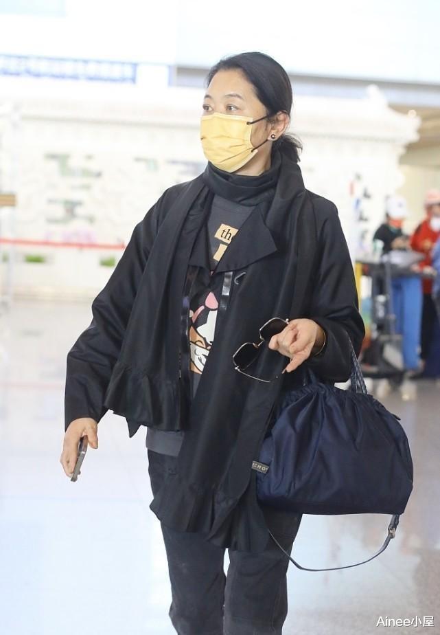Ainee小屋 倪萍虽然老了，可是穿衣还挺时髦的，短风衣配卡通卫衣显出活力