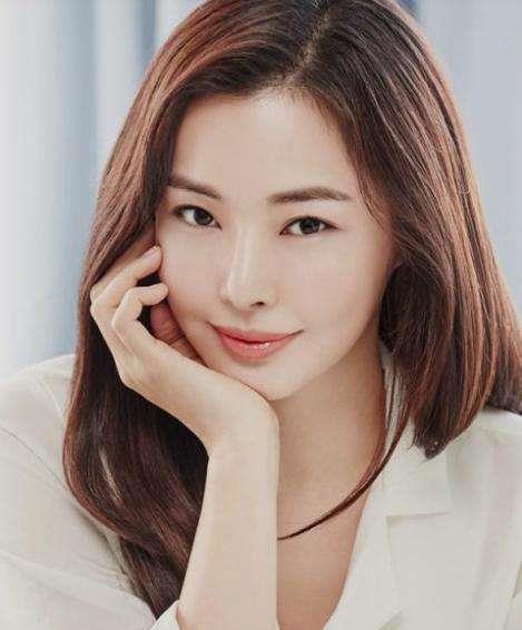 李荷妮|上个月承认恋情，李荷妮宣布闪嫁圈外男友，今天举行婚礼