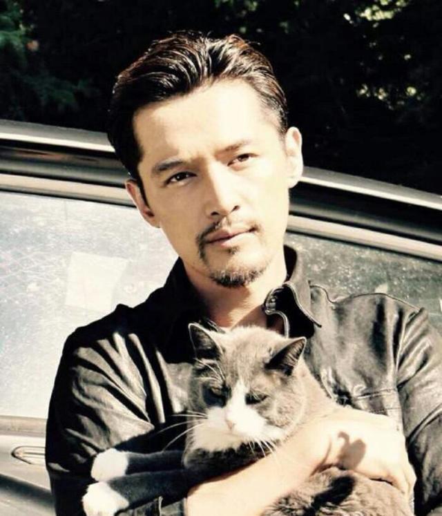 胡歌|胡歌被问及最想娶谁当媳妇，他脱口而出3个字，网友：在一起！