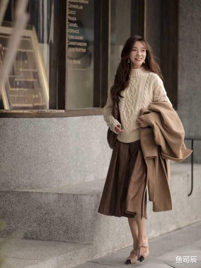鱼司辰 秋冬大衣穿搭指南，搭配毛衣和牛仔裤，小个子女生也能穿出高级感
