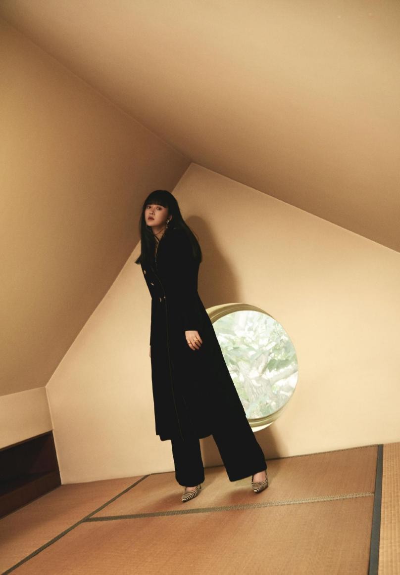 穿衣搭配|蒋欣“齐刘海”发型复古冷艳，裙子开叉都快到腰了，娇俏又妩媚