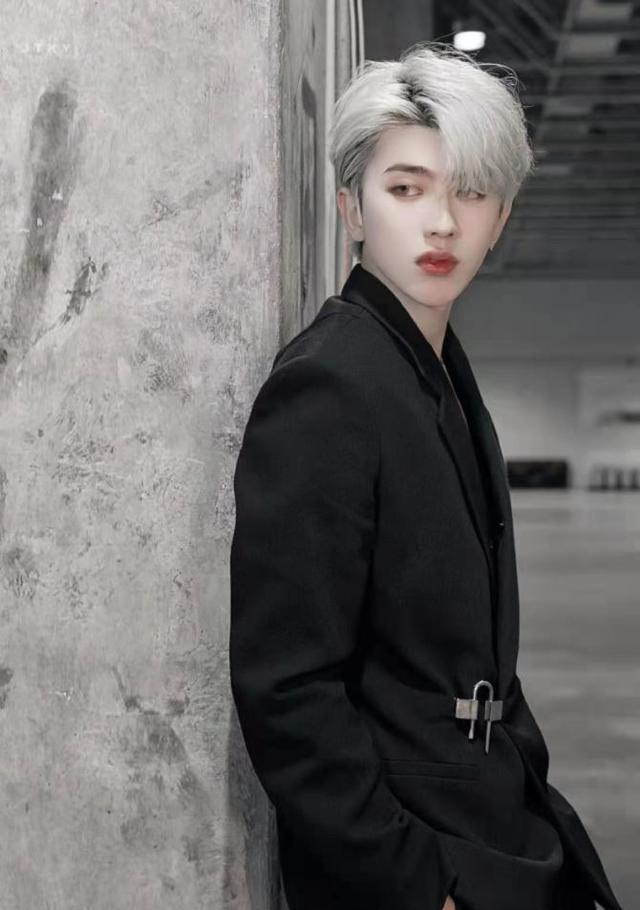 春晚|大将风范！首次登台春晚的王一博不紧张，淡定自若显王者气质