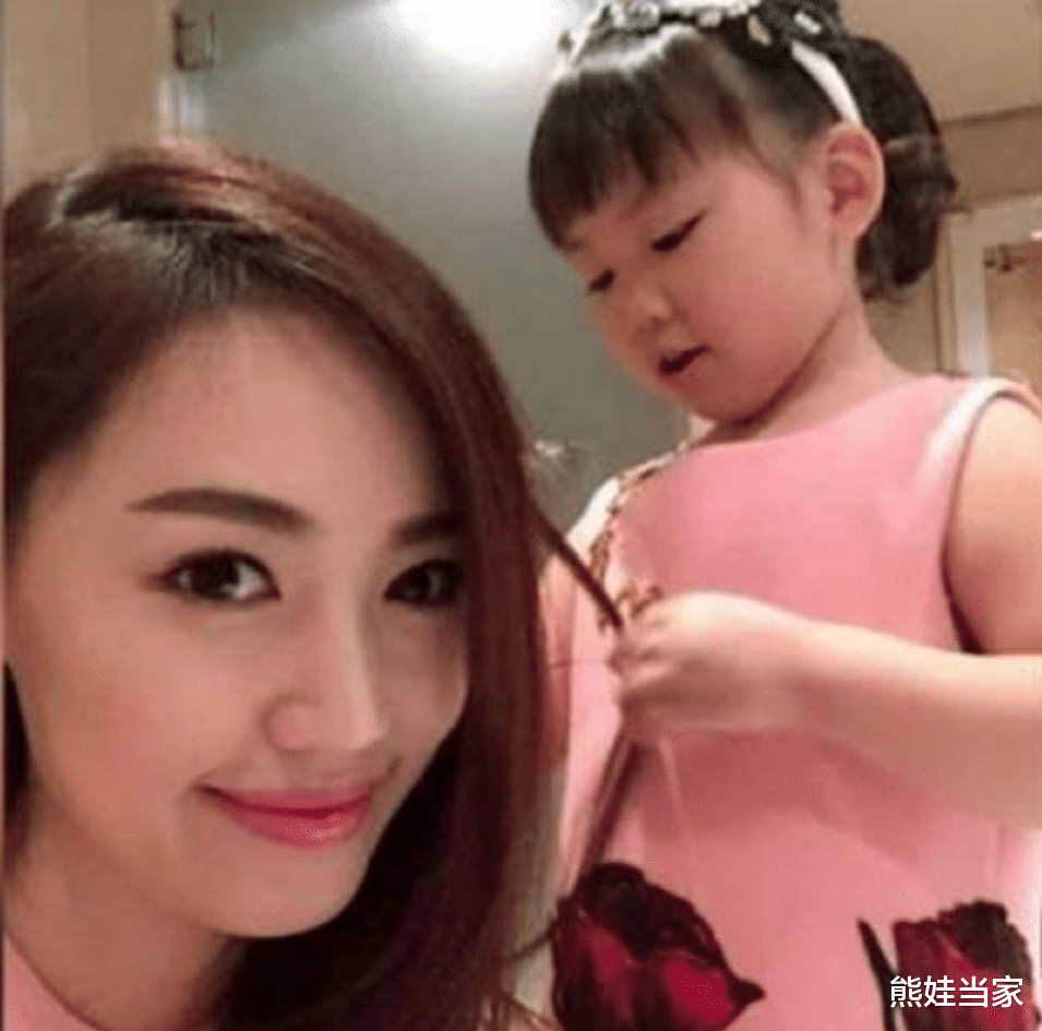 王宝强|离婚后王宝强抚养儿子，马蓉带女儿，四年后兄妹差距一目了然