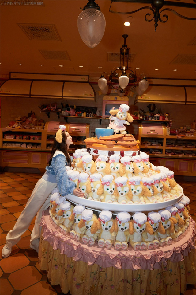 迪丽热巴|刘诗诗晒夜游迪士尼美照，戴着卡通发箍绽放美丽笑容，少女感满满