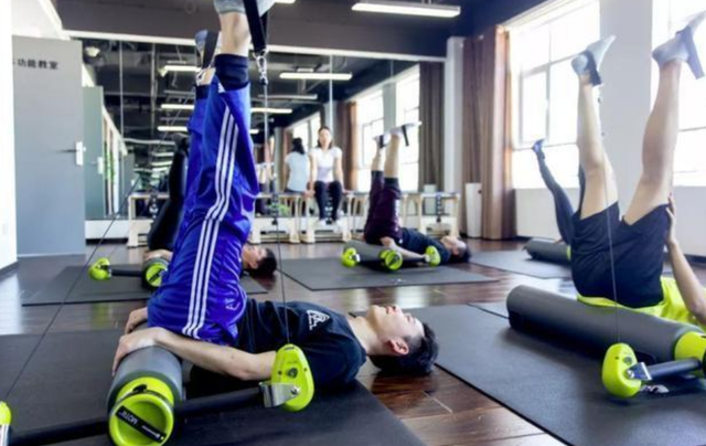 |印度女星身材丰满，已经35岁仍魅力十足，看上去像20岁小姑娘