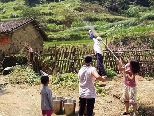 毛豆妈妈育儿说 49岁男子娶19岁老婆，“开挂”连生15娃成网红，很多人上门取经