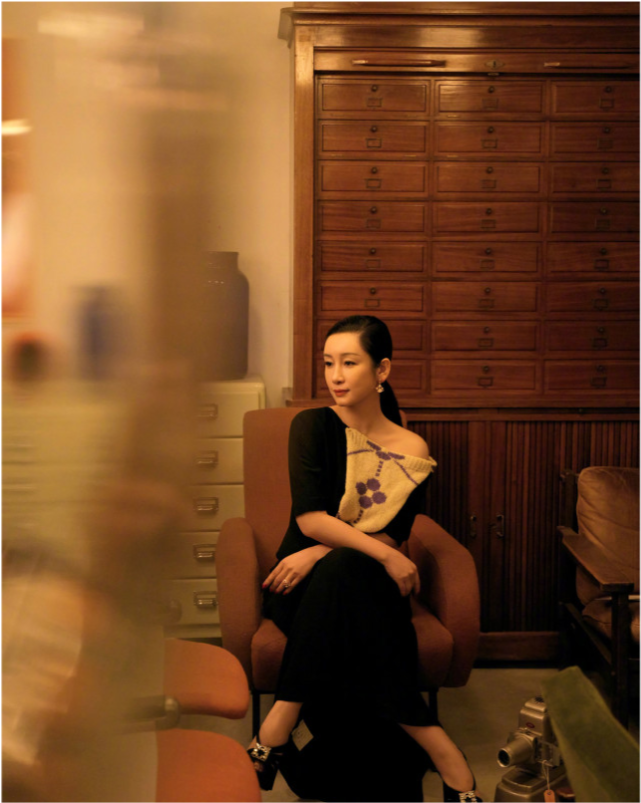 王一博|43岁秦海璐久违拍摄大片!穿黑裙大秀曼妙身材,婚后更被宠成少女