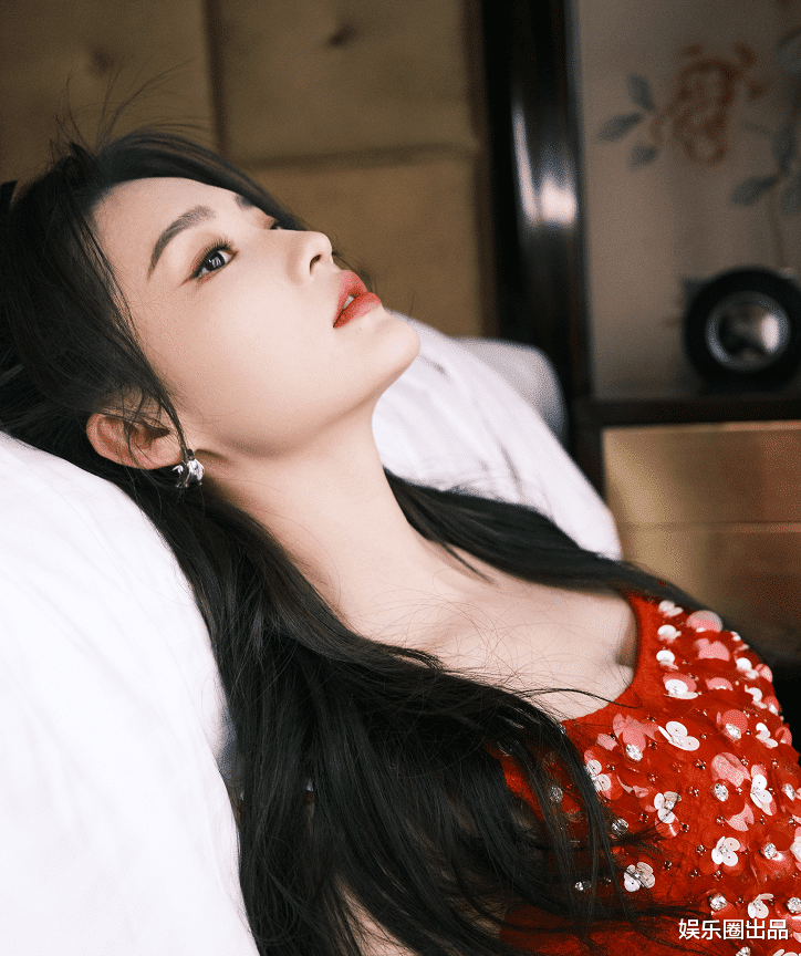 李沁|李沁才是真御姐，穿红裙拍大片，侧身摆拍时状态不输80后
